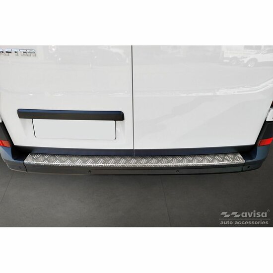 RVS Achterbumperprotector &#039;&#039;Riffled&#039;&#039; passend voor Volkswagen Crafter model vanaf 2017 en MAN TGE model vanaf 2017